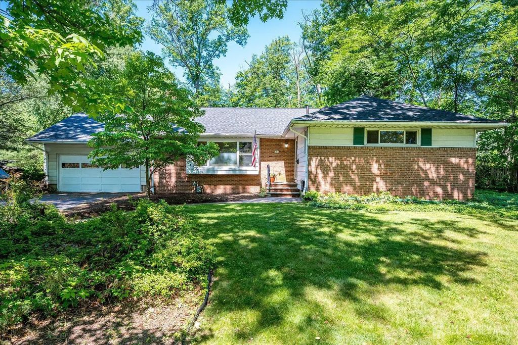 9 Clive Hills Road, Edison