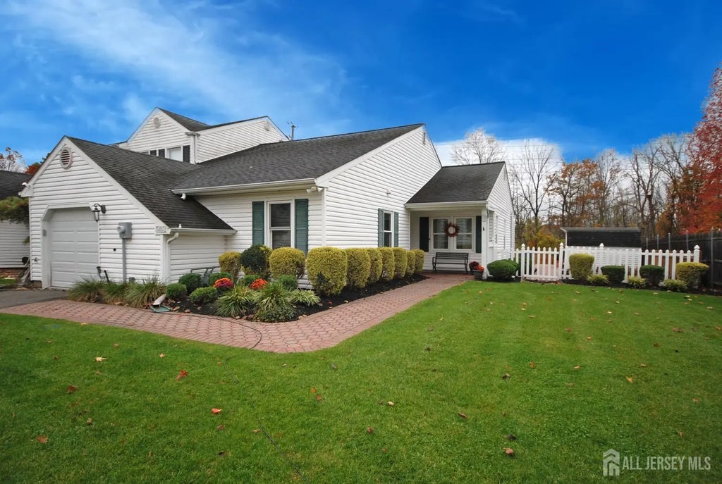 26 Sunshine Lane, Edison