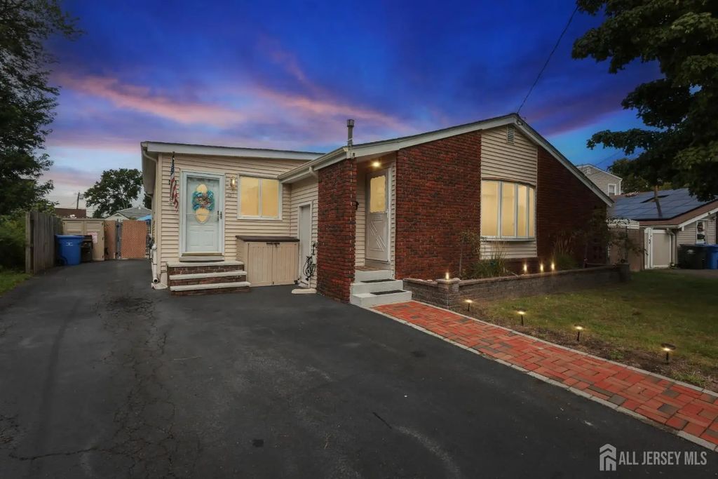 45 W Woodshore, Old Bridge