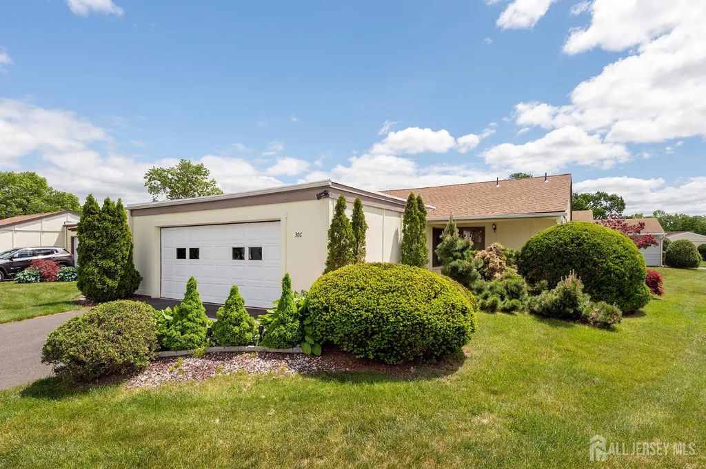 30-c Larch Plaza, Monroe