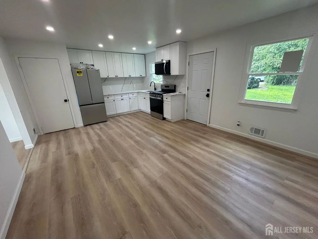 18 Millstone Road, Franklin
