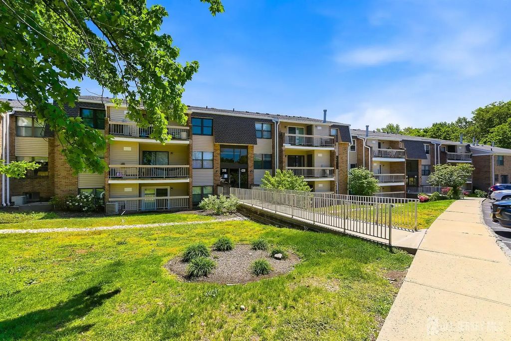 324 Sharon Garden Court, Woodbridge Proper