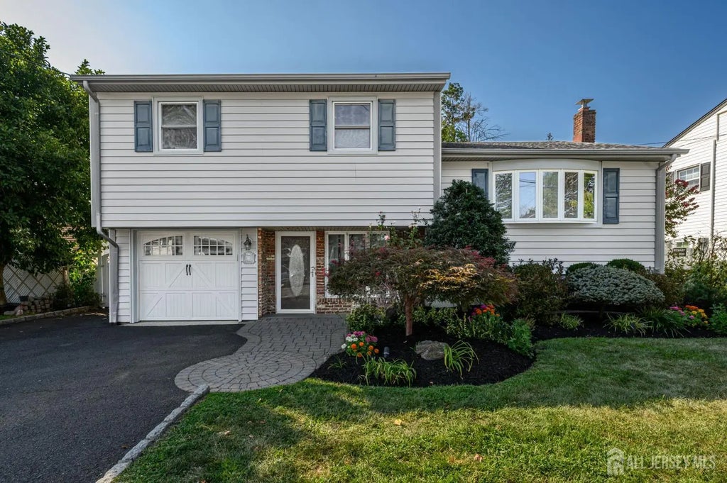 718 Midvale Place, Linden