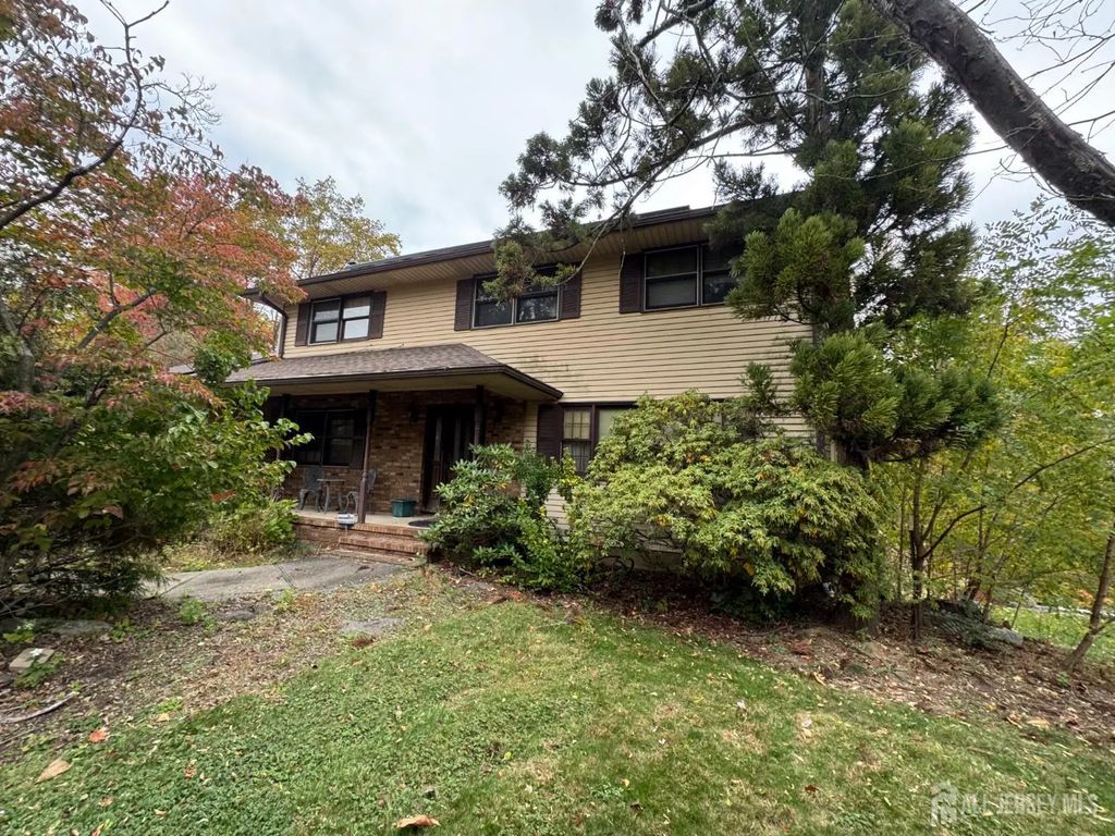 845 Hoover Drive, North Brunswick