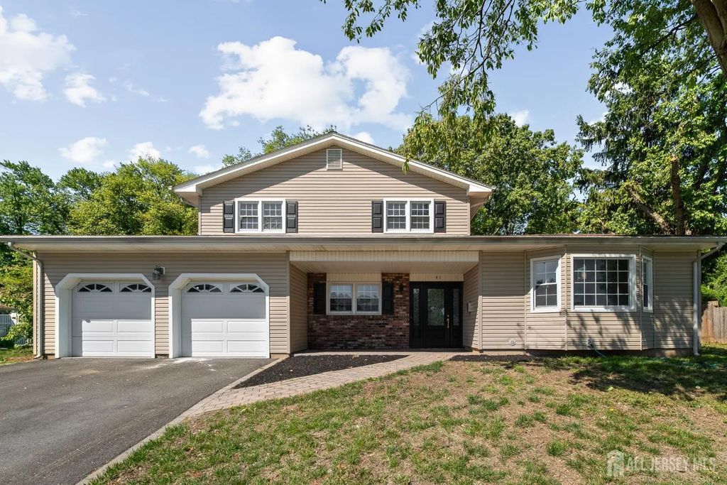 41 Oakwood Drive, Sayreville