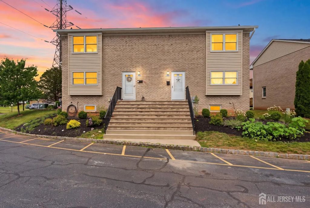 1005 Robin Road, Hillsborough