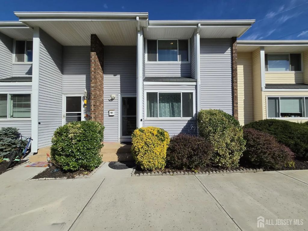 11-q Quincy Circle, South Brunswick