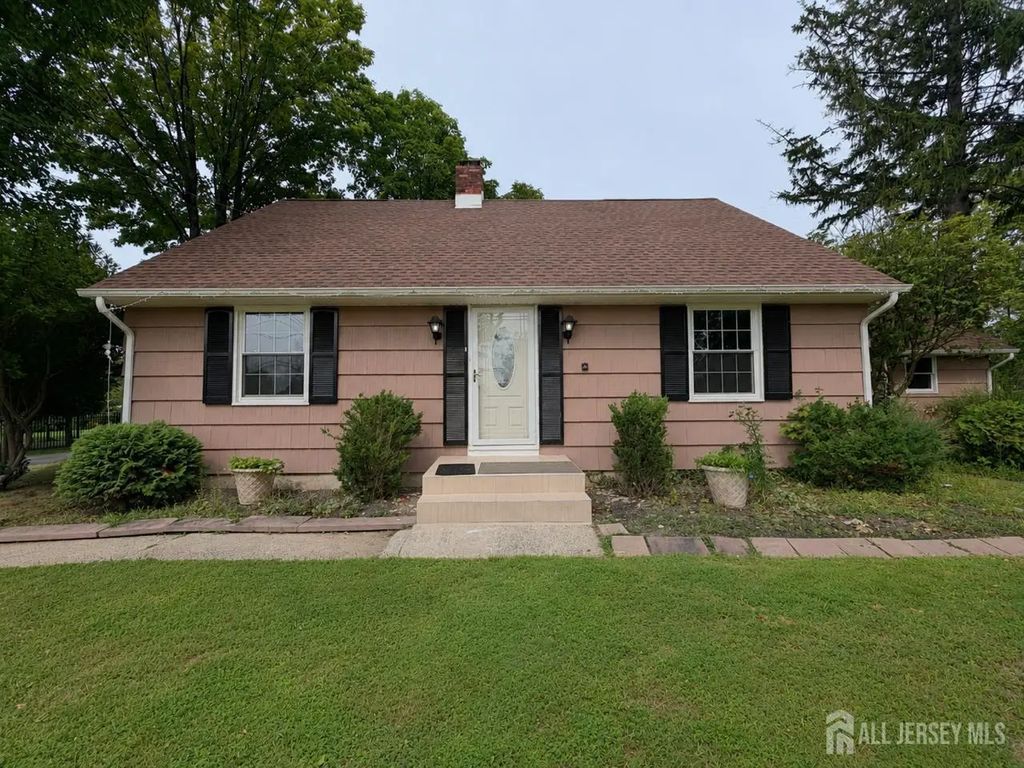 580 Village Road W, West Windsor