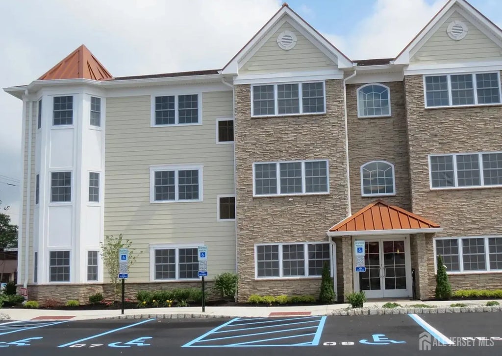 1400 Saint George Avenue, Avenel