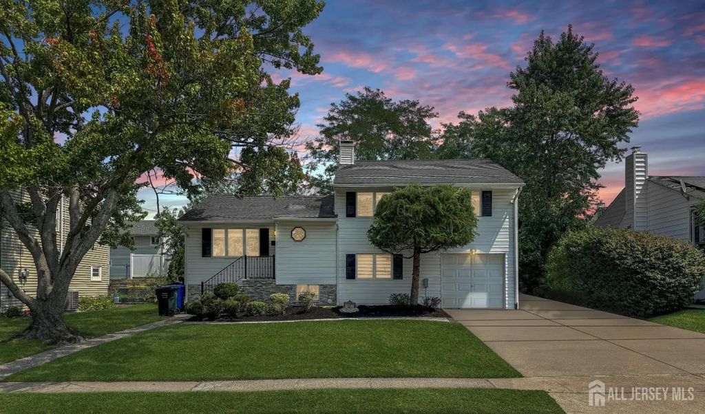 96 Tracy Drive, Fords