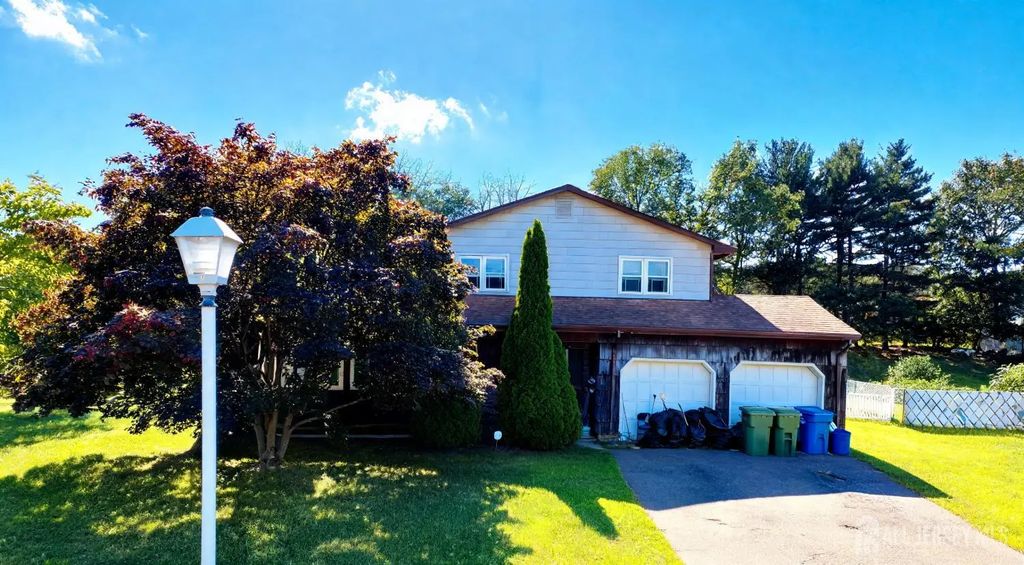 21 Oakwood Drive, Sayreville