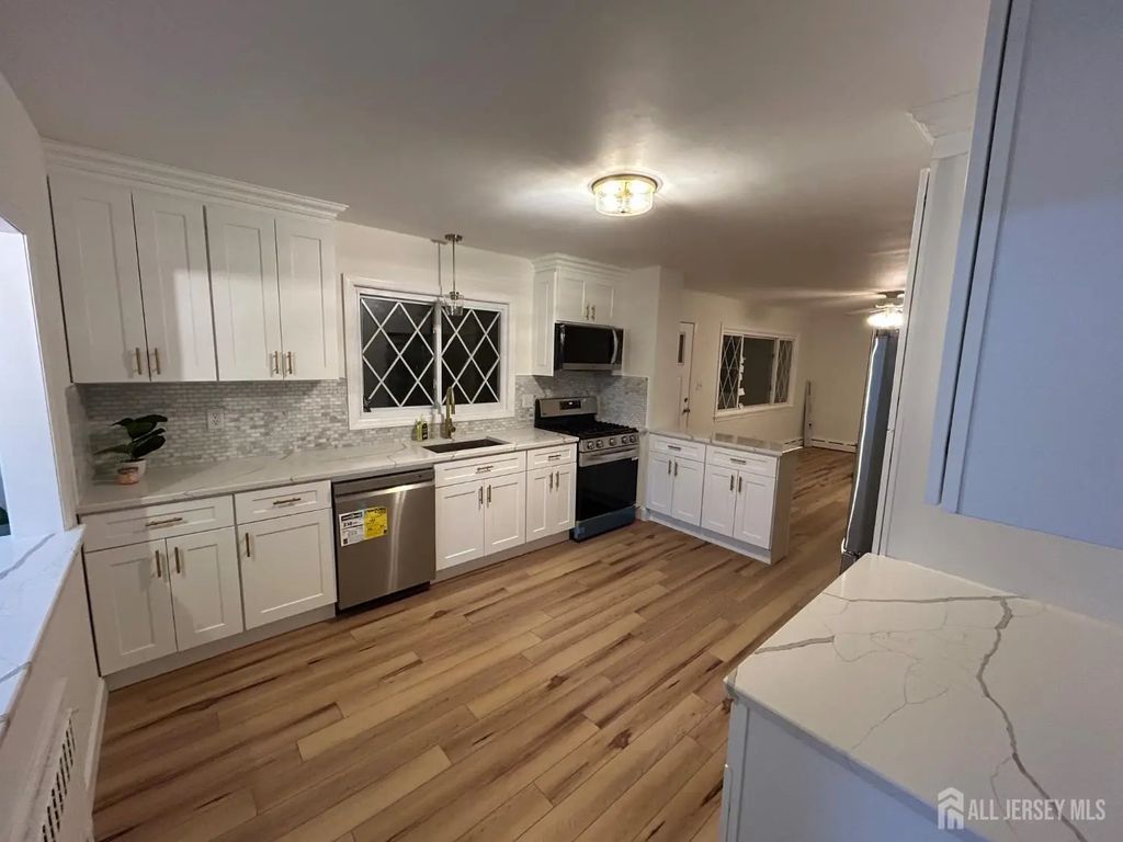 126 N Lakeside Drive N, Piscataway