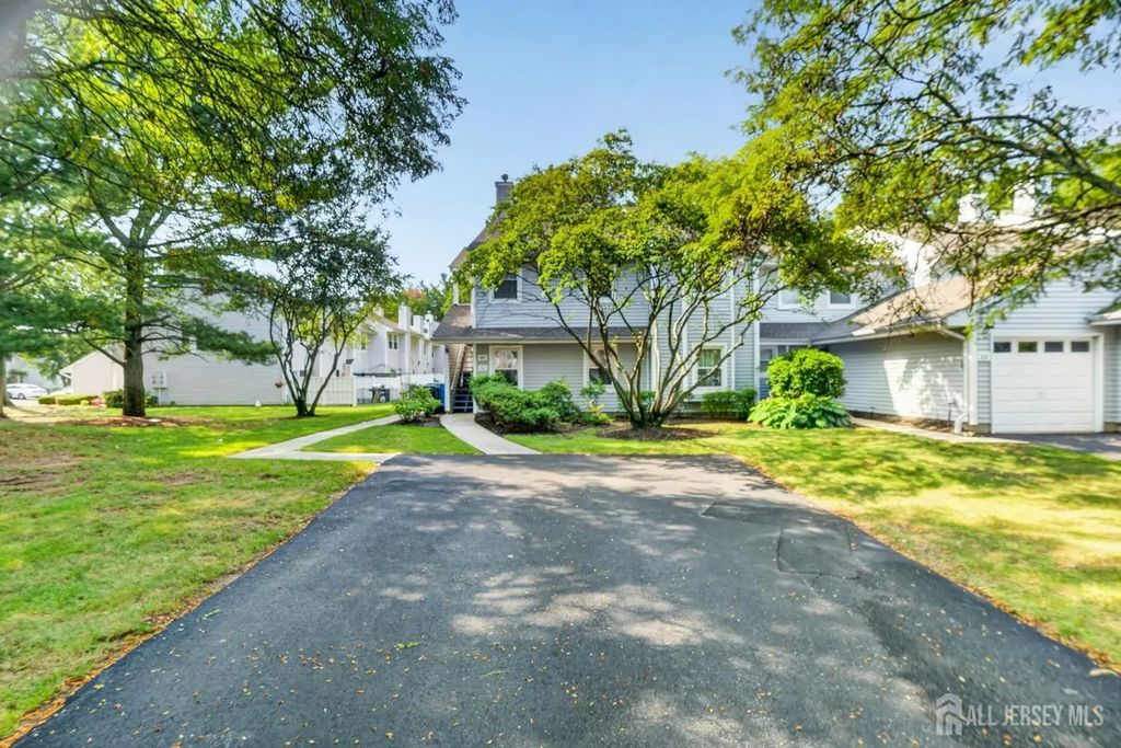 51 Woodmere Drive, Sayreville