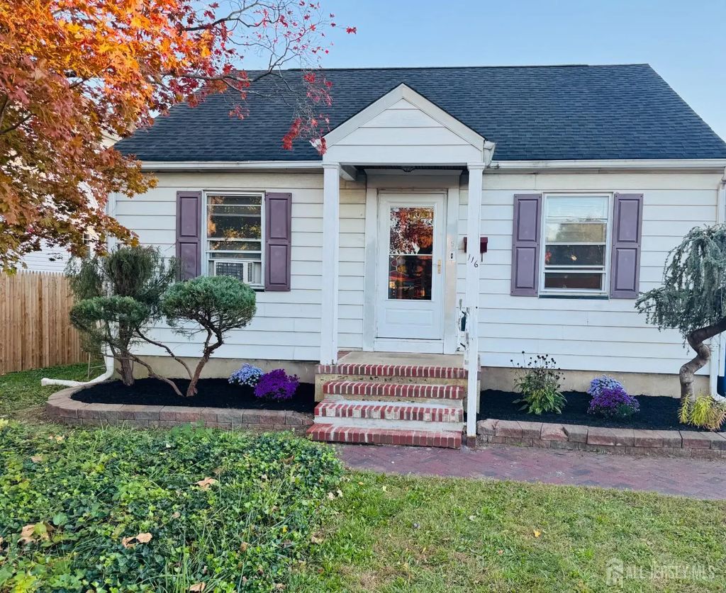 116 Giles Avenue, Middlesex