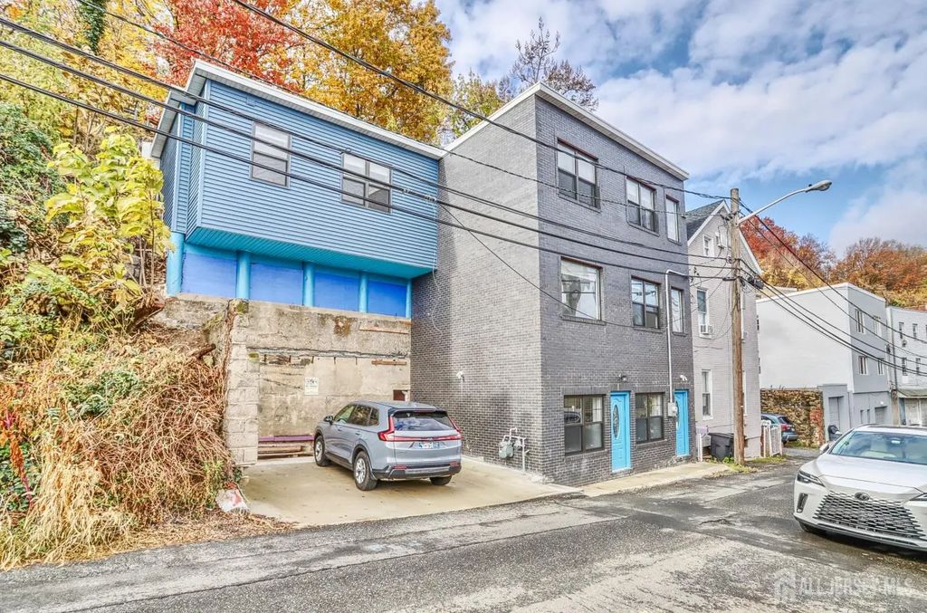 9017 Riverside Place, North Bergen