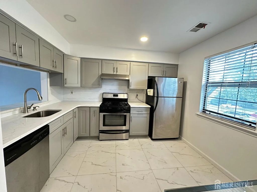 701 Woodbridge Commons Way, Iselin