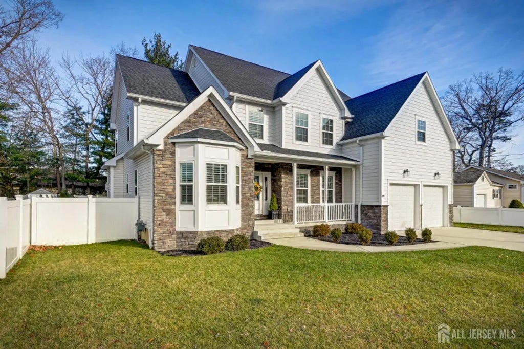 28 Clayton Avenue, Monroe