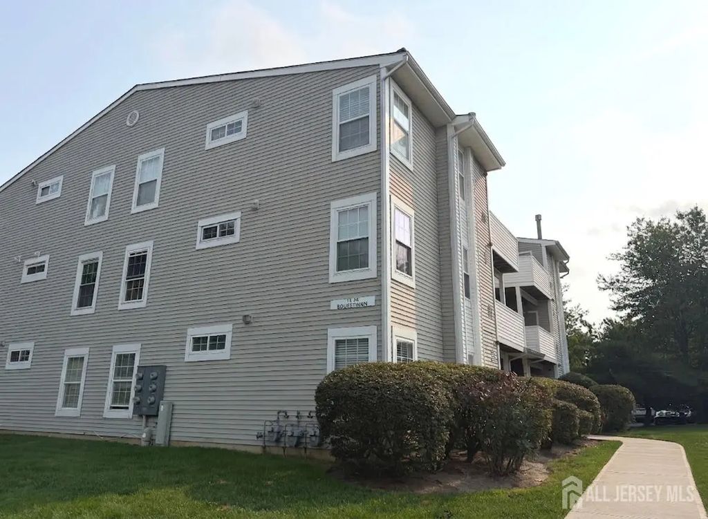 13 Equestrian Court, Tinton Falls