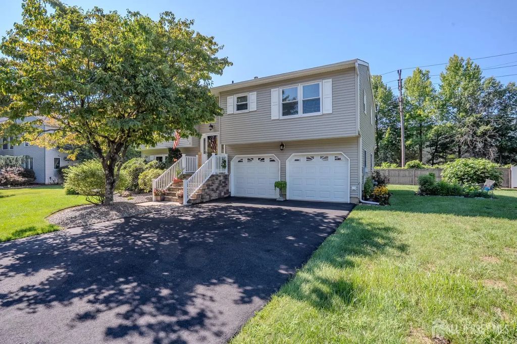 31 Pullman Loop, South Brunswick