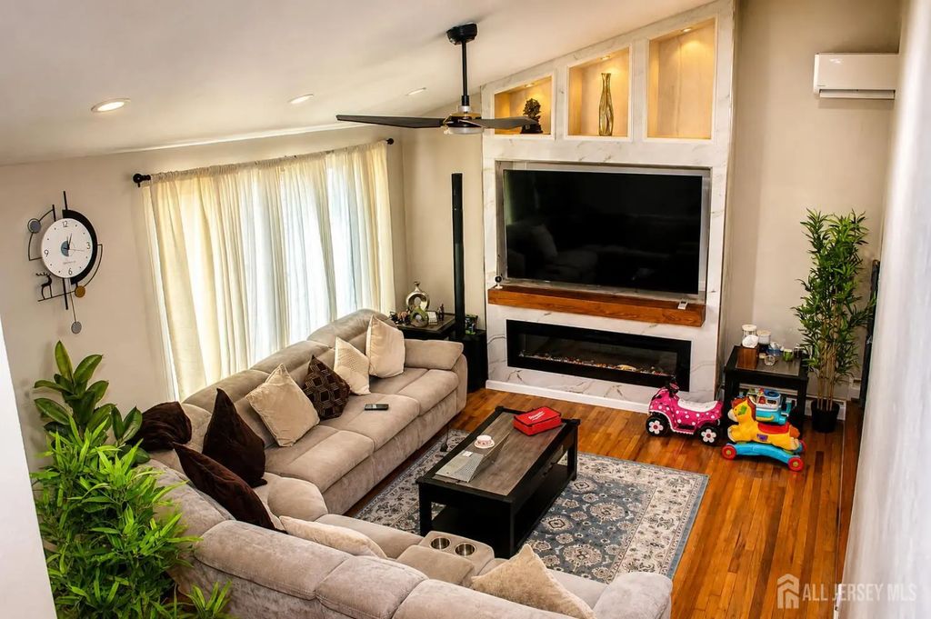 39 Florence Drive Drive, Parlin