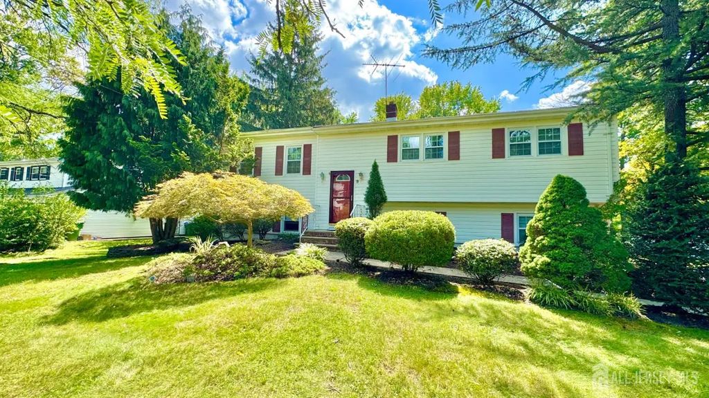 9 Highpoint Drive, Edison
