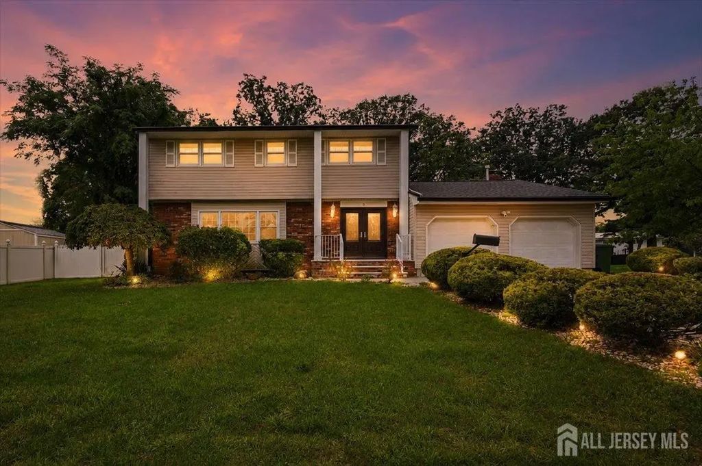 8 Dusko Drive, Sayreville