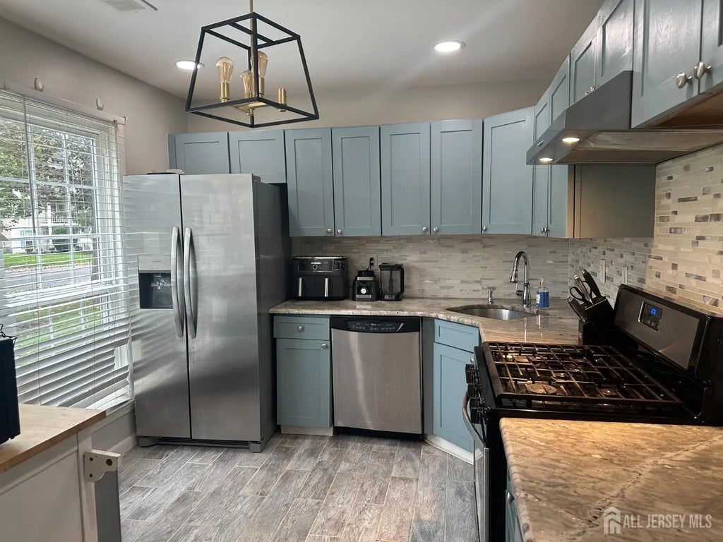 10 Albury Way, North Brunswick