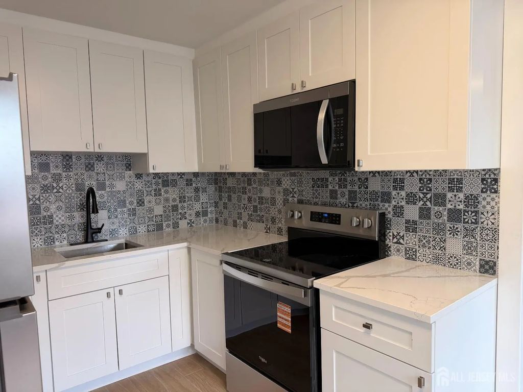 1020 Raritan Avenue, Highland Park