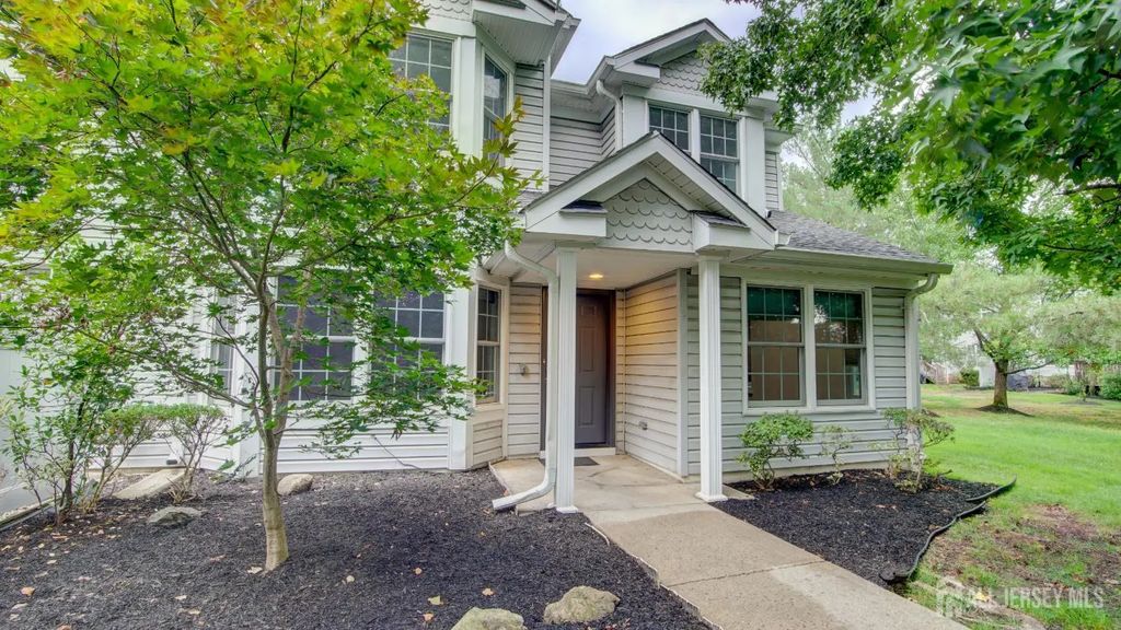 8 Forden Court, Sayreville
