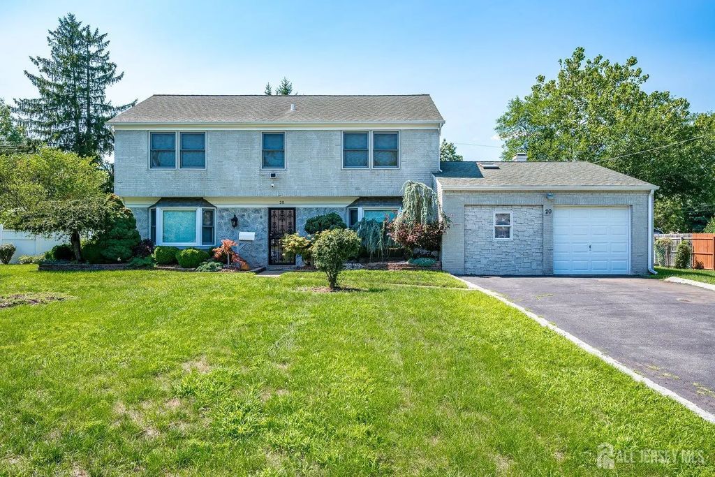 20 Tamarack Road, Franklin