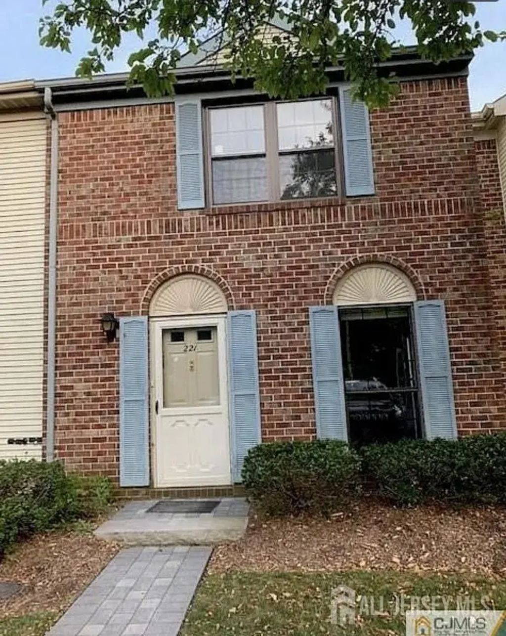 221 Hampshire Court, Piscataway