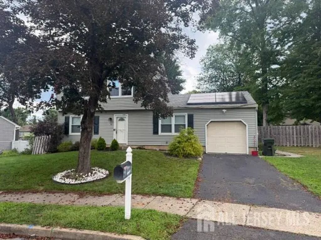 16 Wakefield Drive, Edison