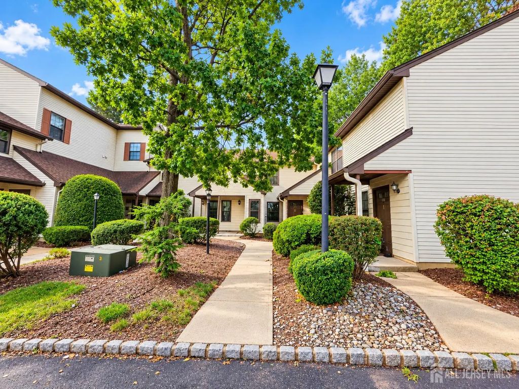 107 Woodbridge Commons Way, Iselin