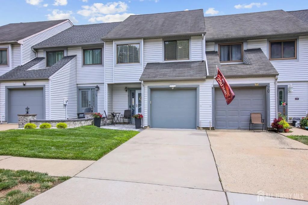 18 Lexington Circle, Old Bridge