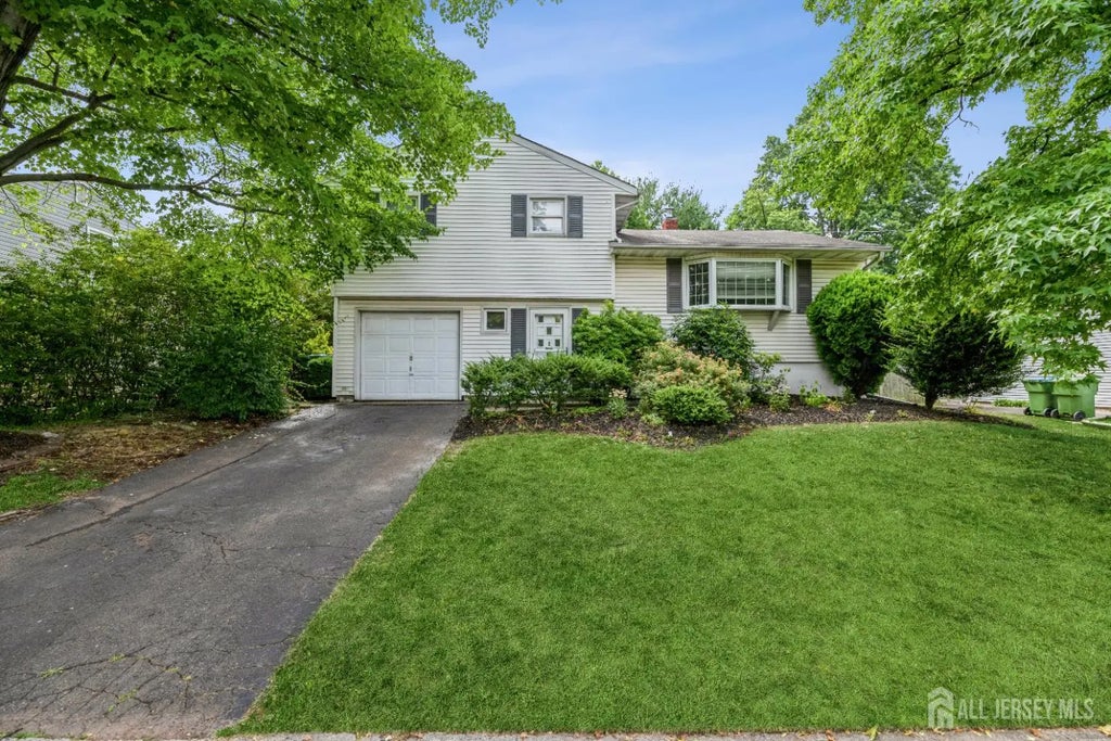 28 Price Drive, Edison