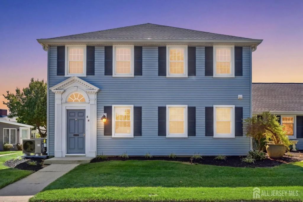 8 Sussex Way, Monroe