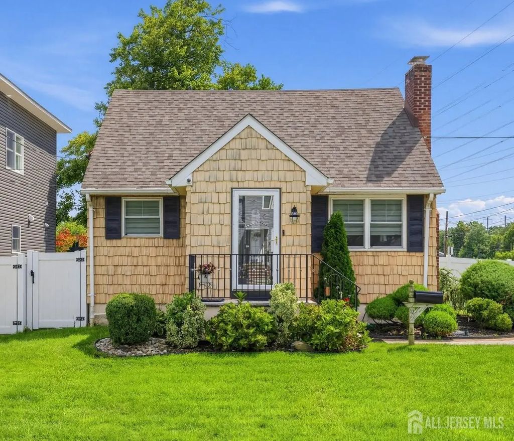 44 Livingston Avenue, Avenel