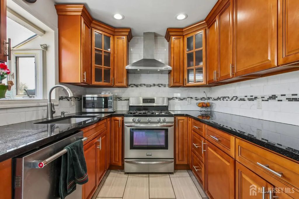 33 Adams St Street, Iselin