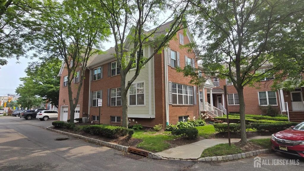 31 Franklin School Way, Metuchen