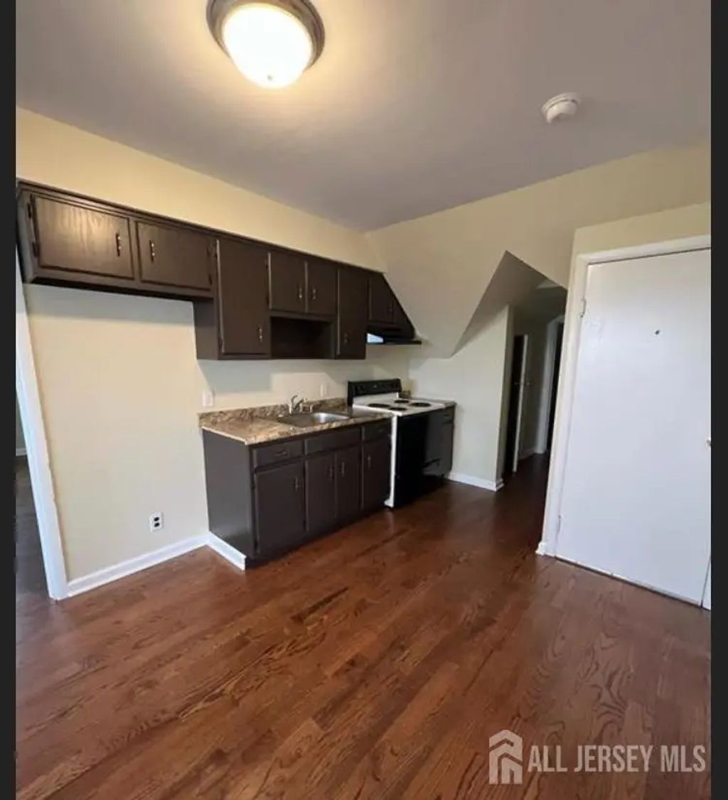 1061 King Georges Post Road, Edison