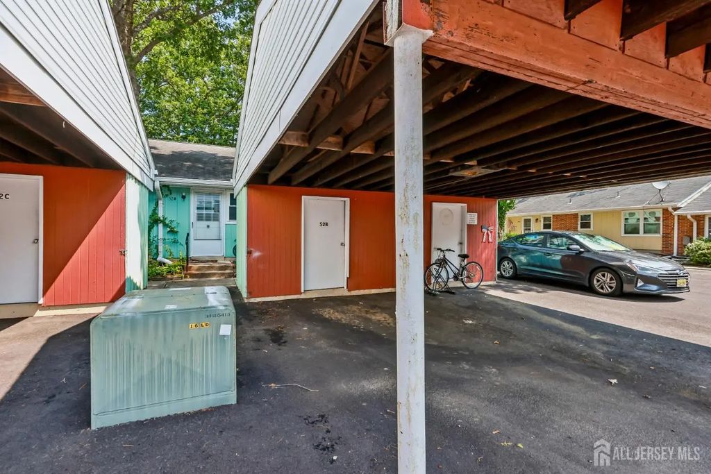 52 Cambridge Court, Lakewood