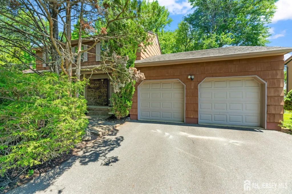 11 Aspen Circle, Edison