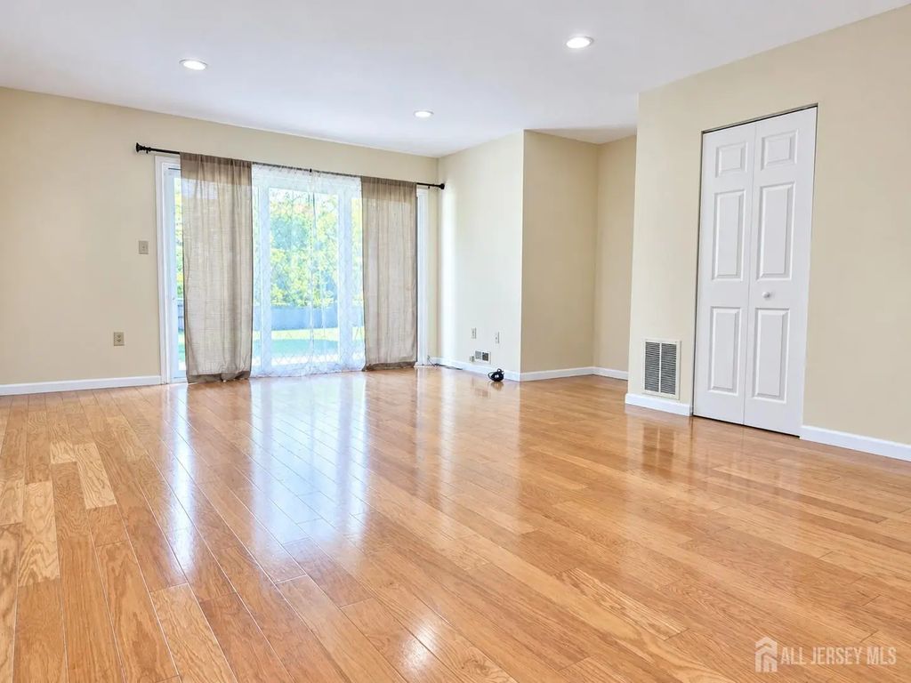 240 Hampshire Court, Piscataway