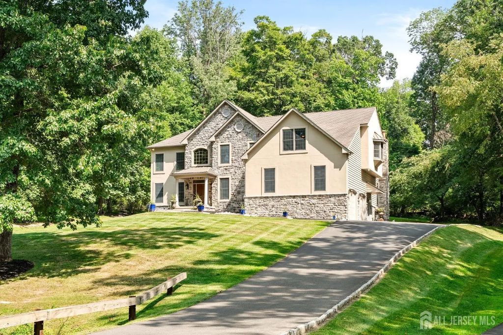 12 Mountain View Court, Ewing