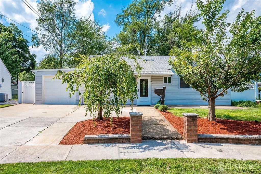 9 Regent Court, Edison