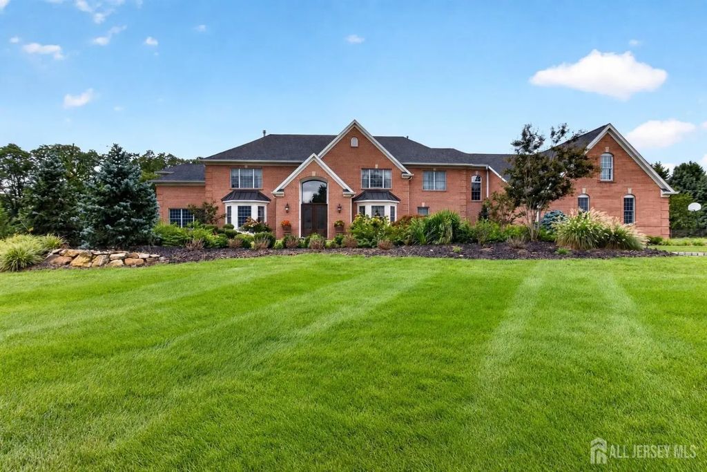 10 Maacka Drive, Holmdel