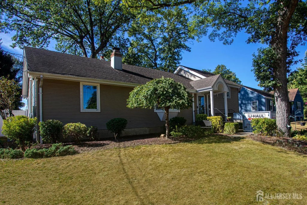 8 Princeton Court, East Brunswick