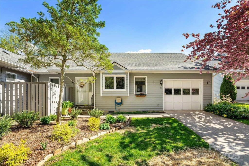 2 Llama Vista Court, Black Mountain