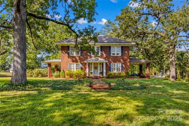 712 N Center Street N, Statesville