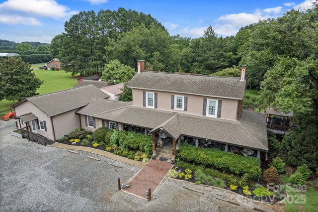 1307 Oakridge Farm Highway, Mooresville